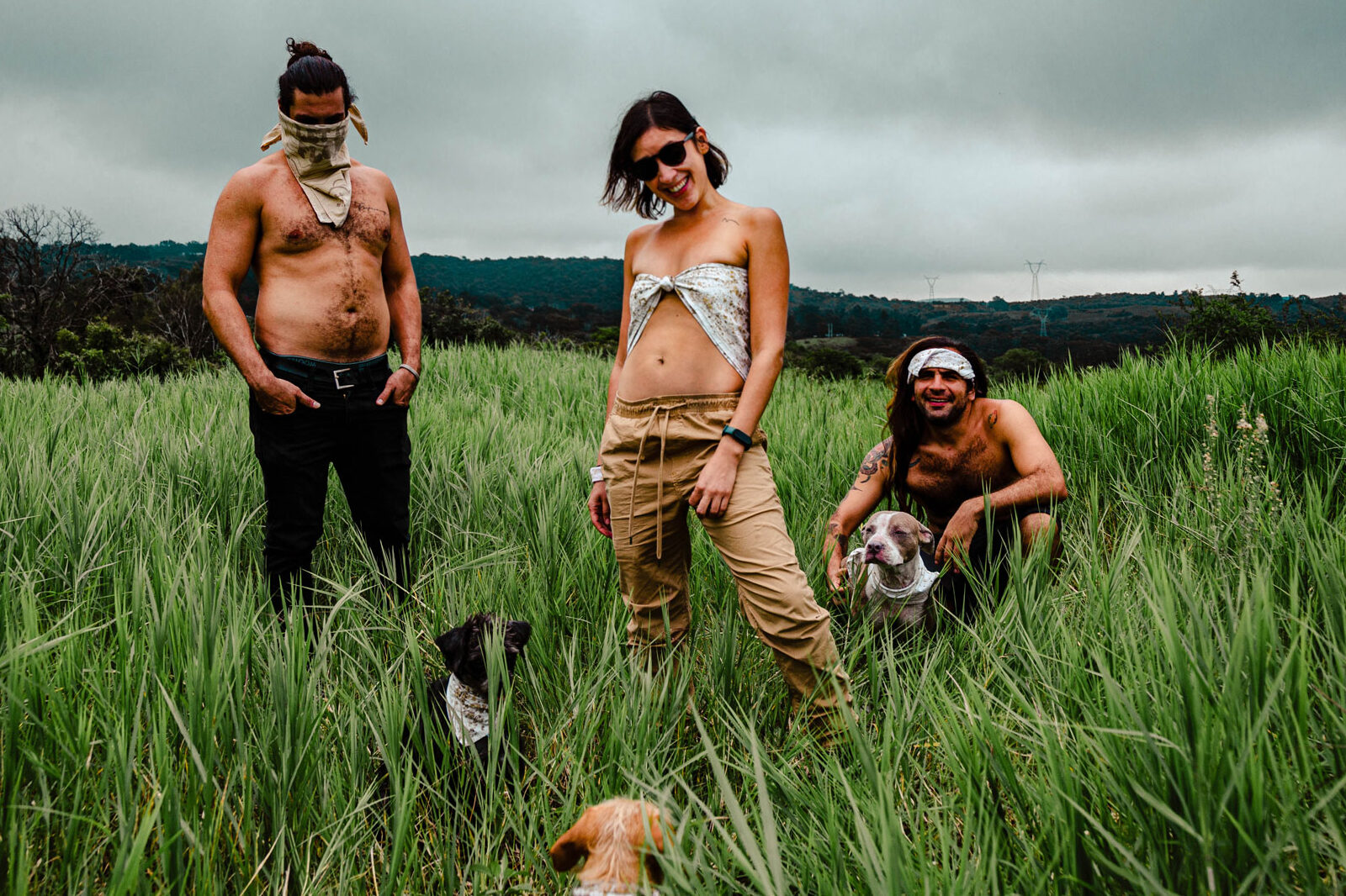 personas genderless y perros usando de diferentes formas bandanas de algodón con pétalos de cempasuchil en el Volcán de Colima