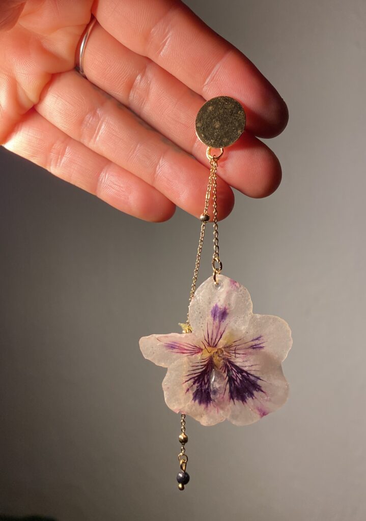 custom earring for flirting ladies made with natural flower resine with aventurine quartz - Matchi's Summer Capsule collection